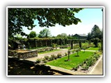 2c-Dou�-la-Fontaine, Picknick im Rosenpark Foullon (28) klein 075